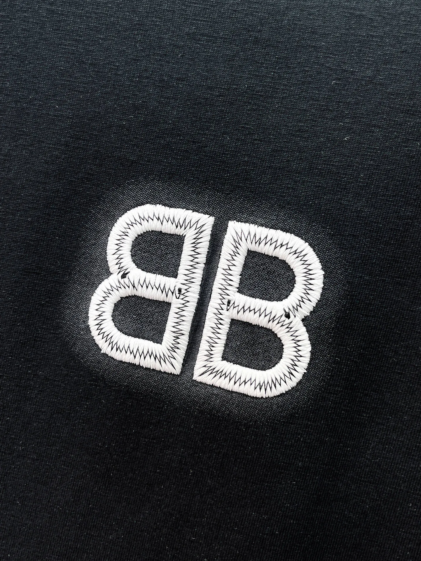 Balenciaga's high-end top-quality products 🐮2026 Spring and Summer New Arrival first counter, the latest New Arrival short-sleeved round neck T-shirt, Premium customized design, avant-garde and fashionable! Brand logo heavy craftsmanship design Premium customized 260g fabric. Soft to the touch. Comfortable to wear. Counter-level exquisite stitching. Fine workmanship. The upper body effect is incomparably handsome! A must-have item for men and women with the same style! Sizes: S~XXL When placing an order, please state your height and weight. The maximum wearing size is 210 pounds (one size larger)